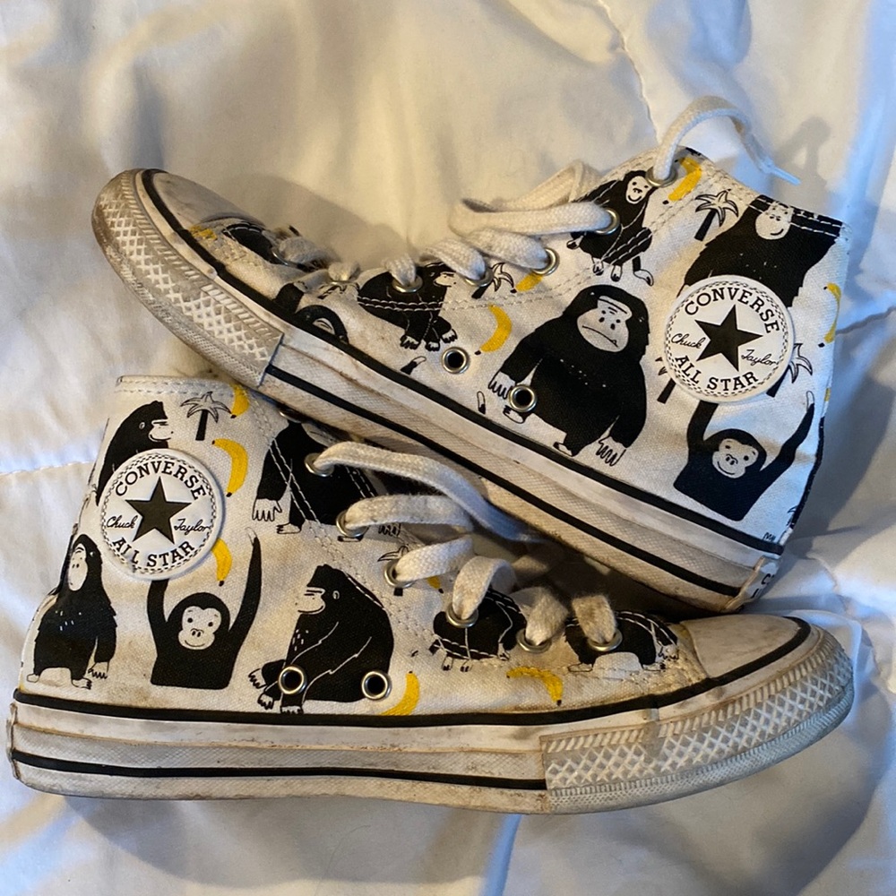 Rare & Awesome Converse 🖤💛